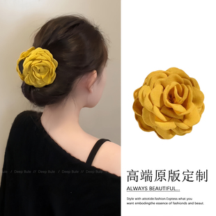 黄色玫瑰花抓夹女高级感2025新款巨好看的仿真花花朵发夹鲨鱼夹