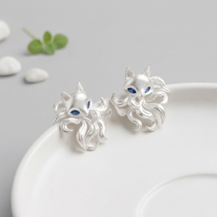 耳语象限九尾哑光喷砂小狐狸锆石耳钉小众个性清冷感高级感耳饰
