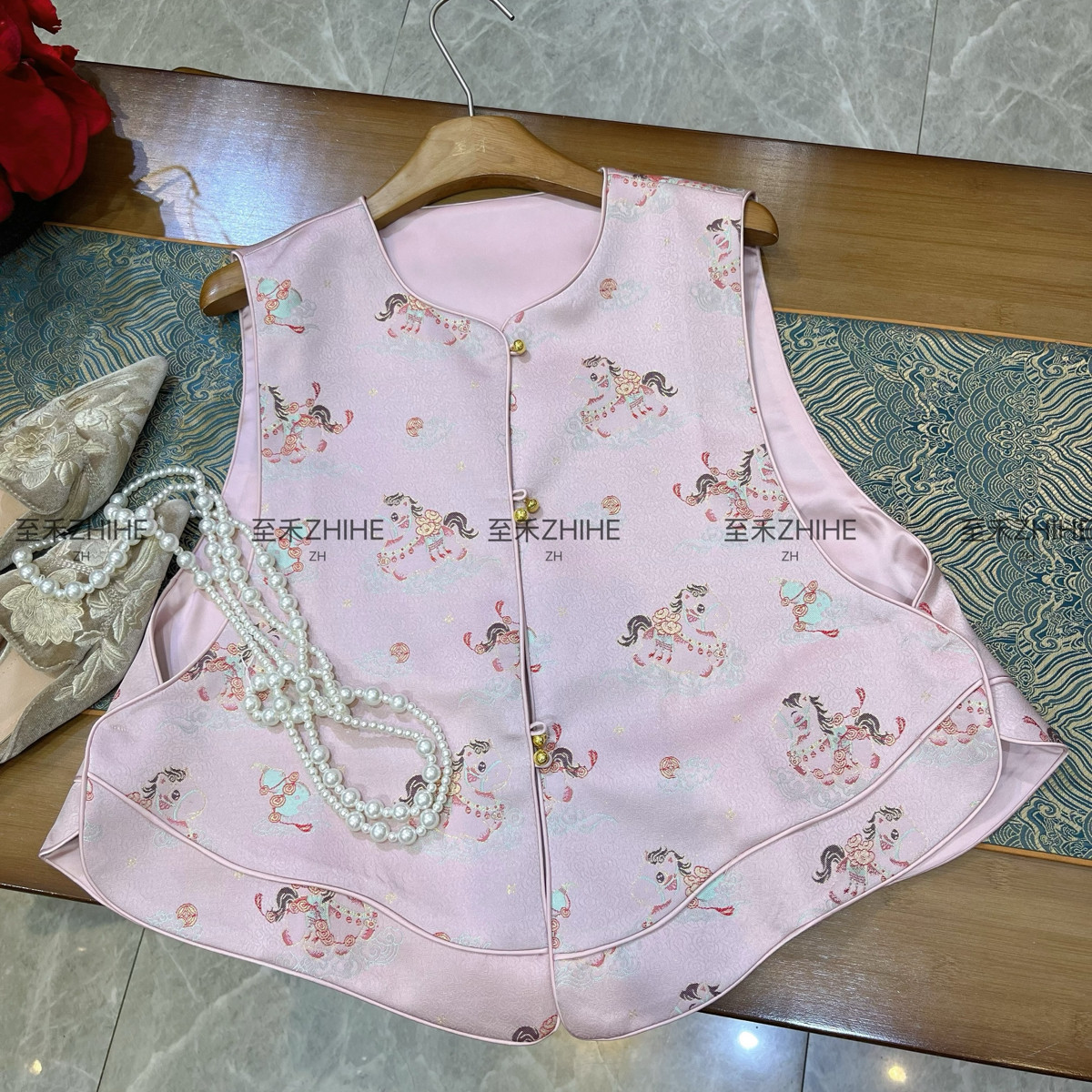 26年早春！极简大牌老钱新中式人丝织金马上有钱提花马甲