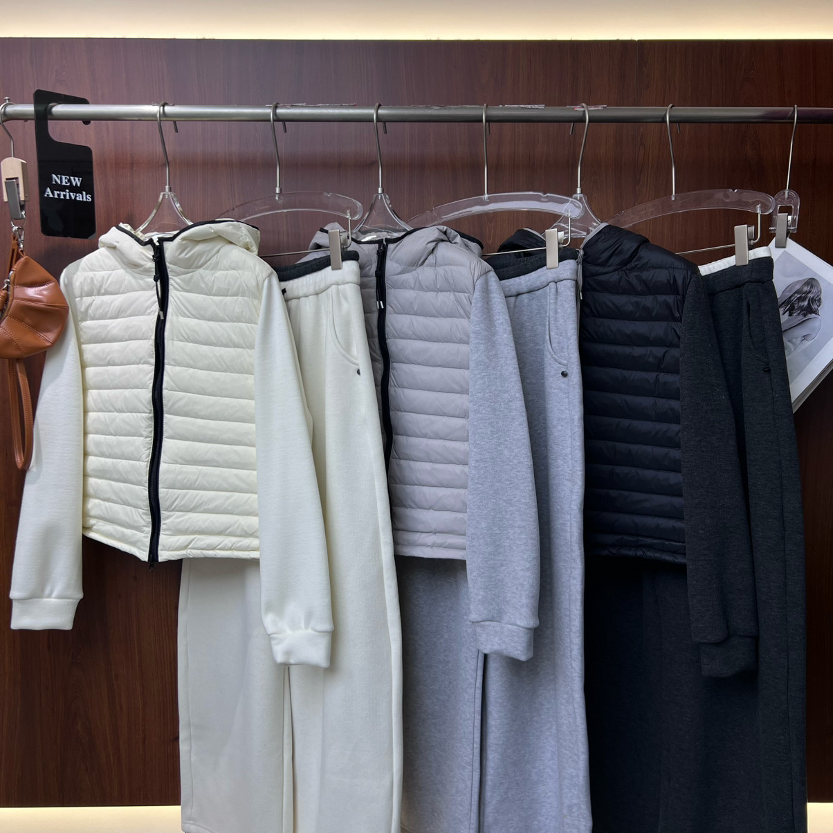 冬上新时尚拼色拼接袖连帽排骨羽绒服+休闲裤套装