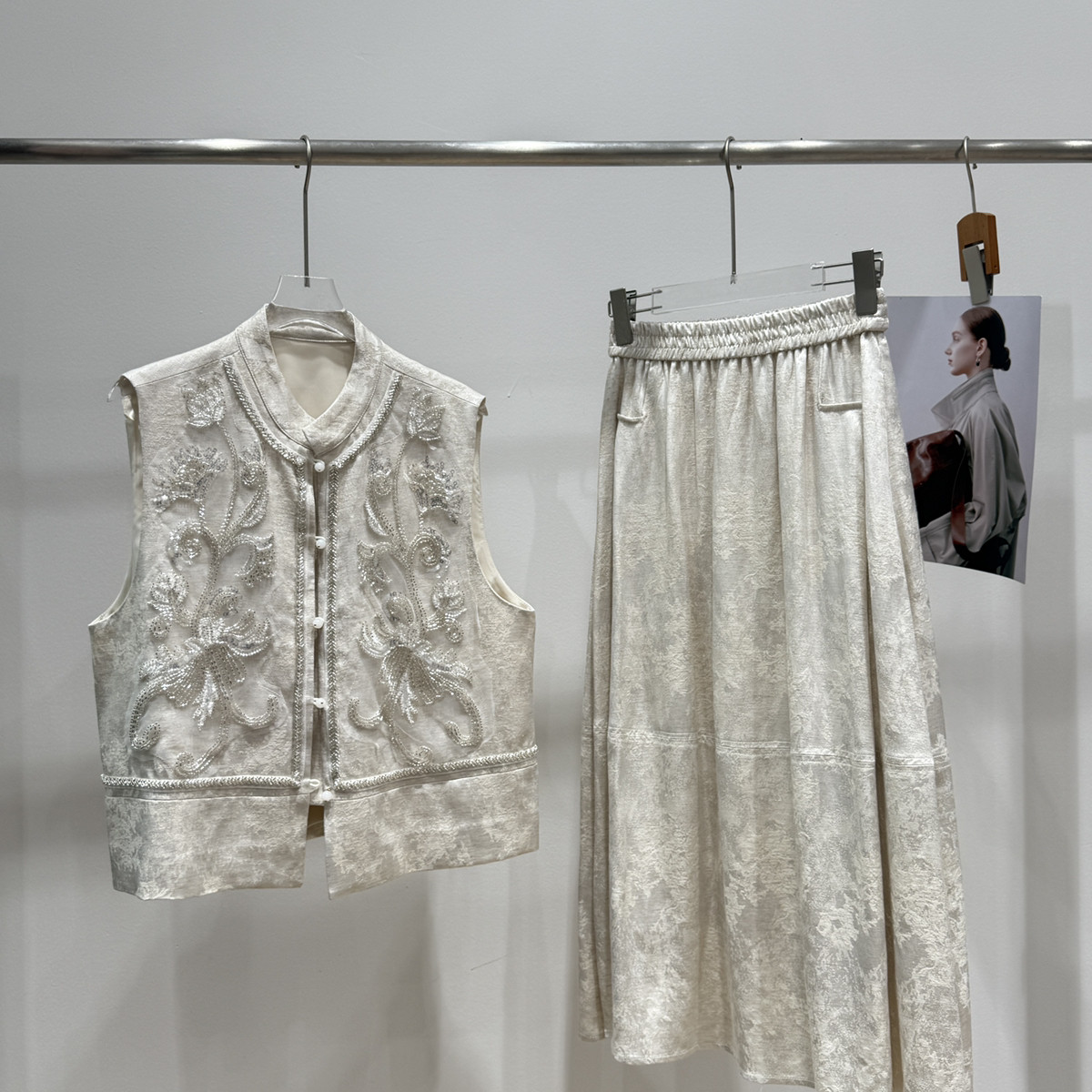 26年早春！重磅人丝亚麻提花重工刺绣马甲+遮肉伞裙半身裙套装