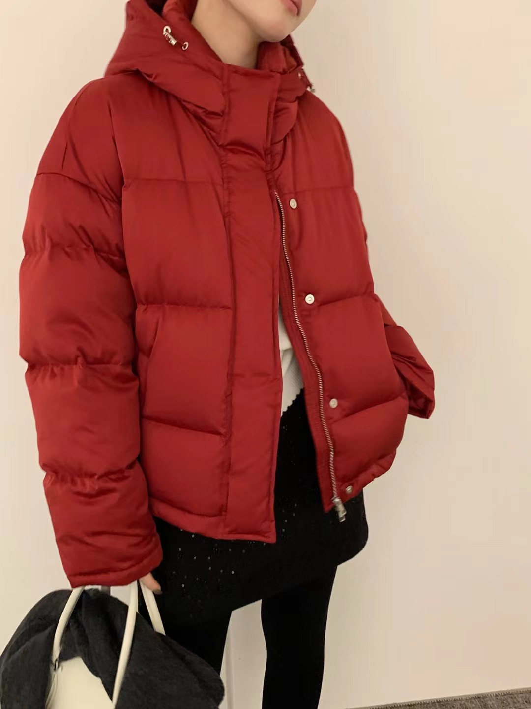 欧洲站2025新款冬红色缎面连帽90白鹅绒羽绒服女加厚保暖面包服