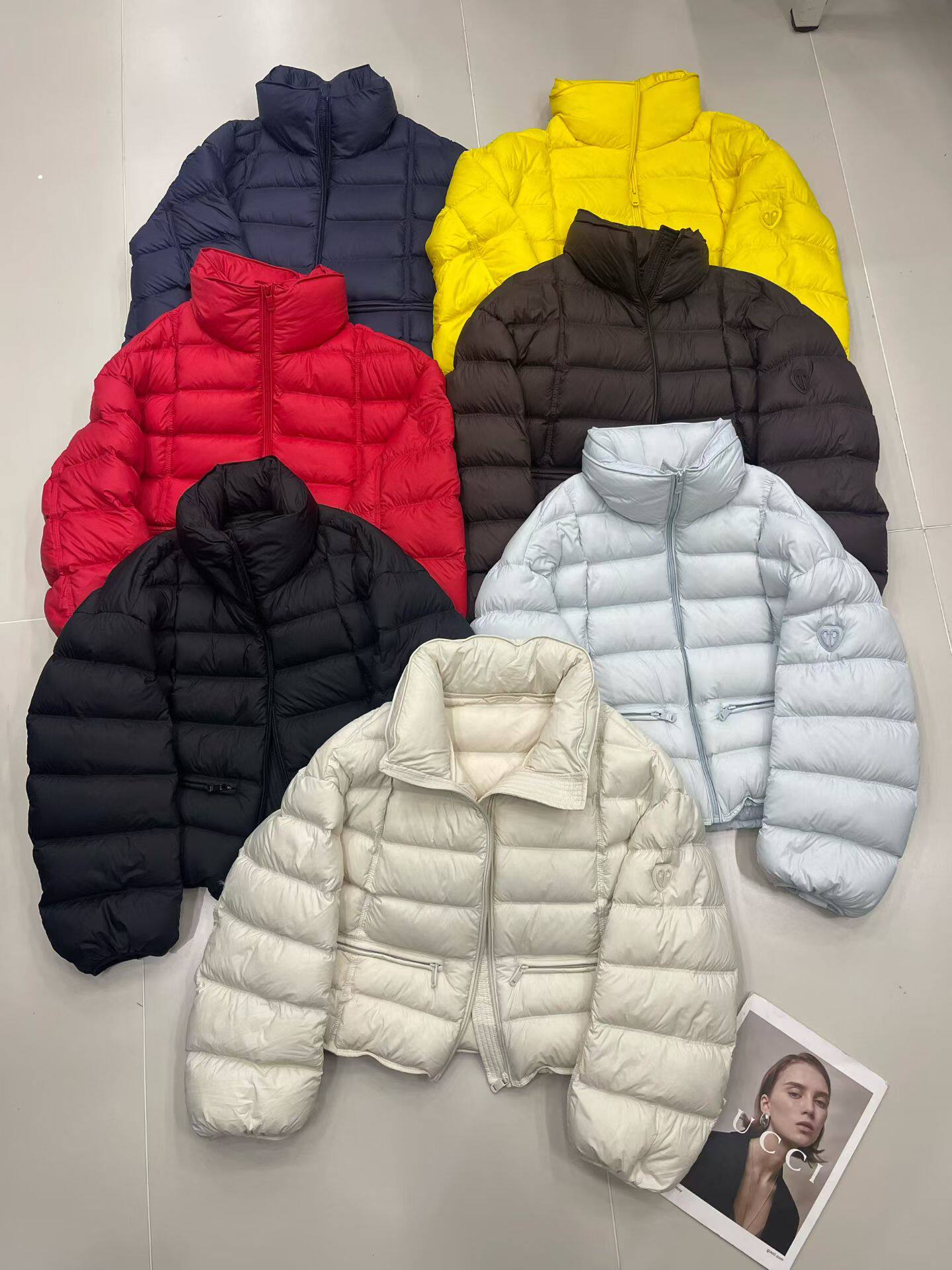 欧洲站2025新款冬季袖标立领90白鹅绒羽绒服女短款保暖面包服