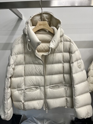 欧洲站2025新款冬季90白鹅绒羽绒服女袖标连帽咖色短款面包服显瘦