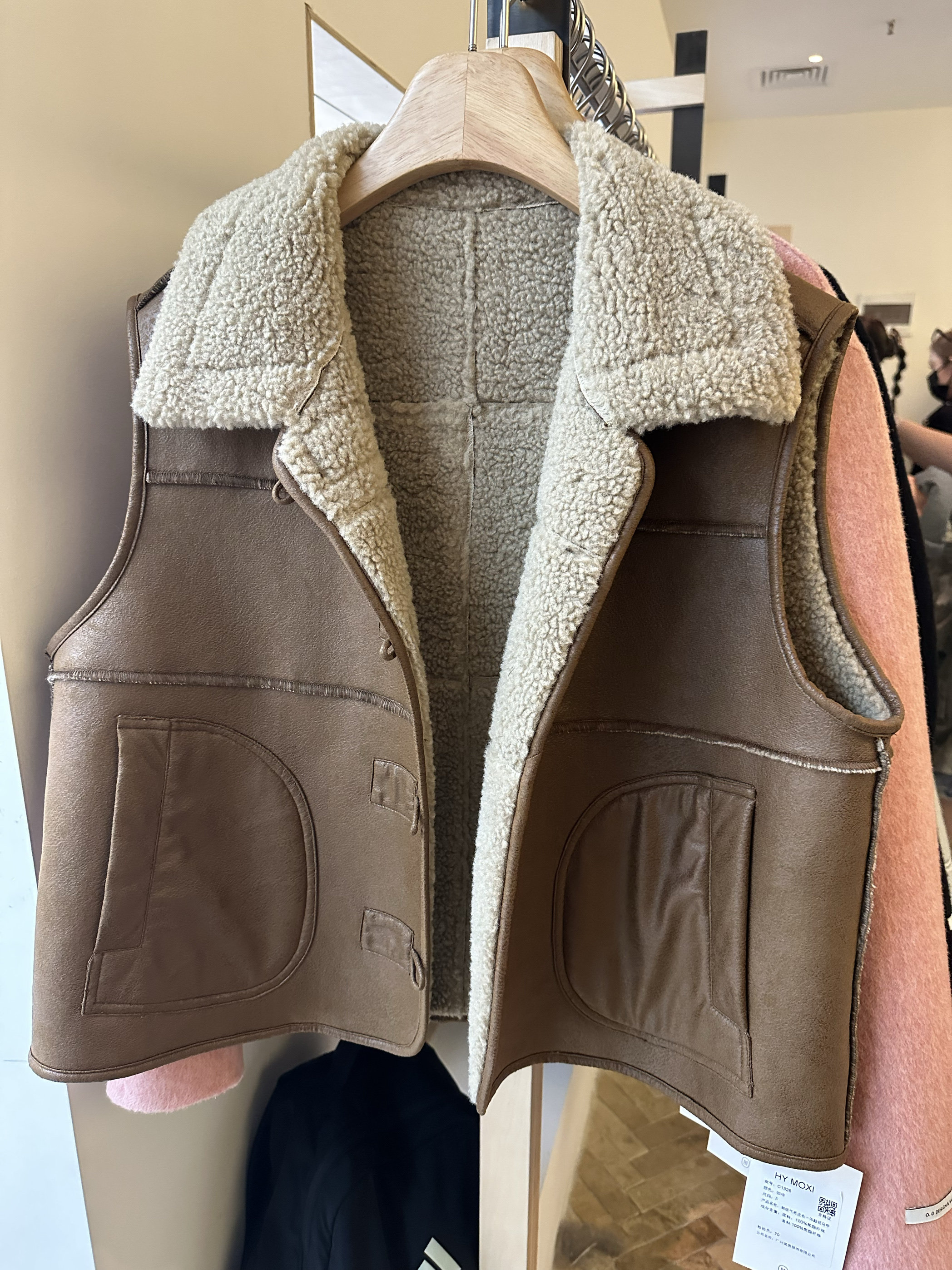 Moxi韩系简约气质咖色羊羔毛皮毛一体翻领背心马甲女加厚百搭外套