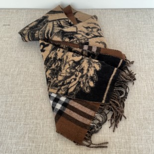 满满的秋冬氛围感 经典战马格纹双面图案羊绒围巾 保暖气质的披肩