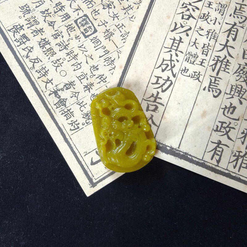 天然岫玉吊坠龙牌黄金玉岫岩玉石无事牌单坠黄玉珠宝挂件饰品批发