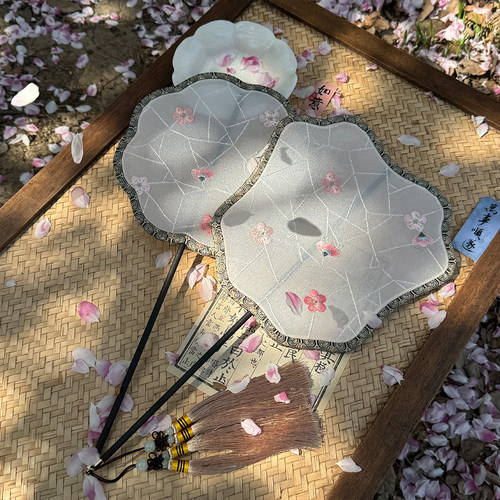 六月微风冰裂纹梅花扇古风绣花扇