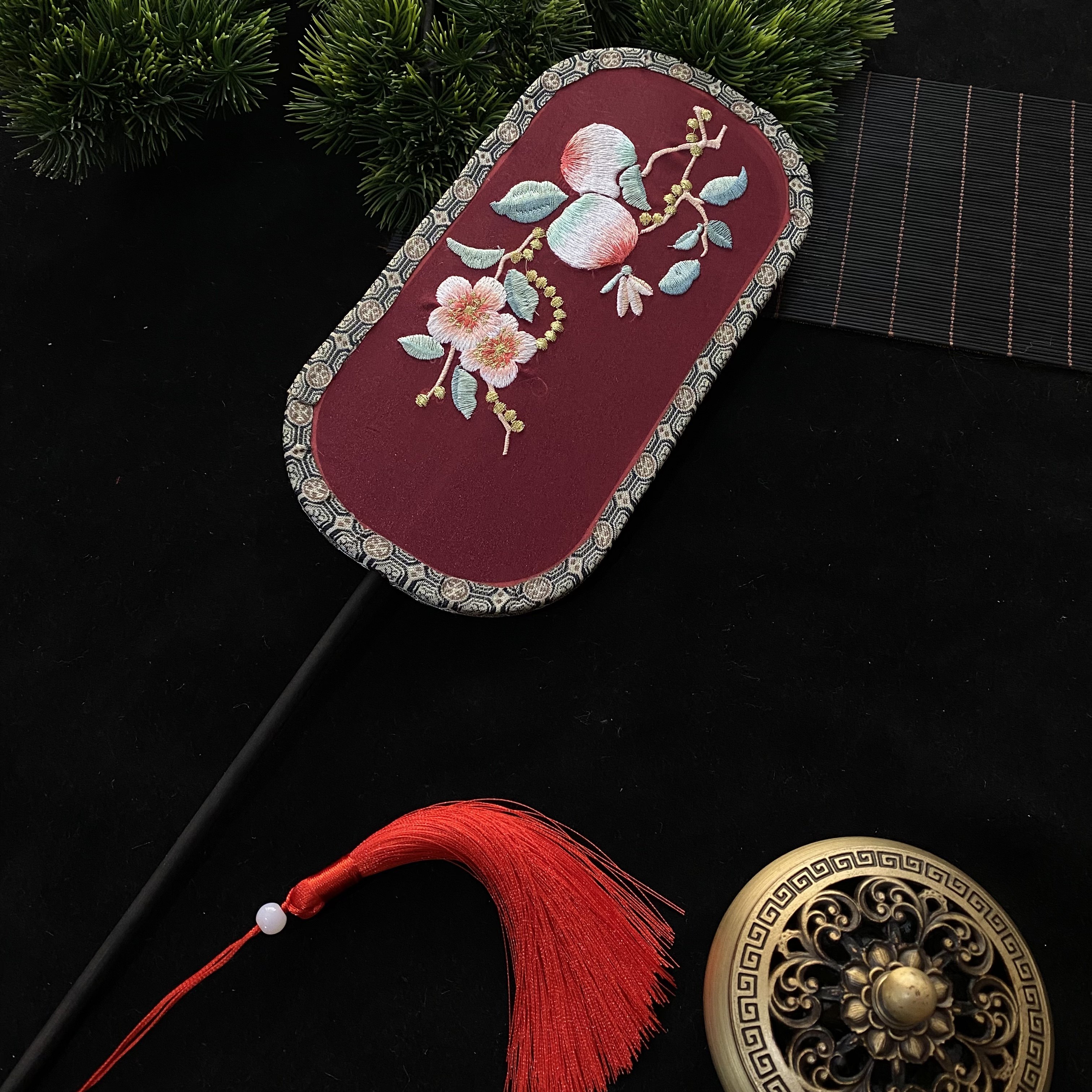 수 놓은 둥근 팬 고대 수 자수 특수 모양의 팬 여성용 한푸 중국식 치파오 고대 의상 어린이 및 성인 작은 댄스 팬