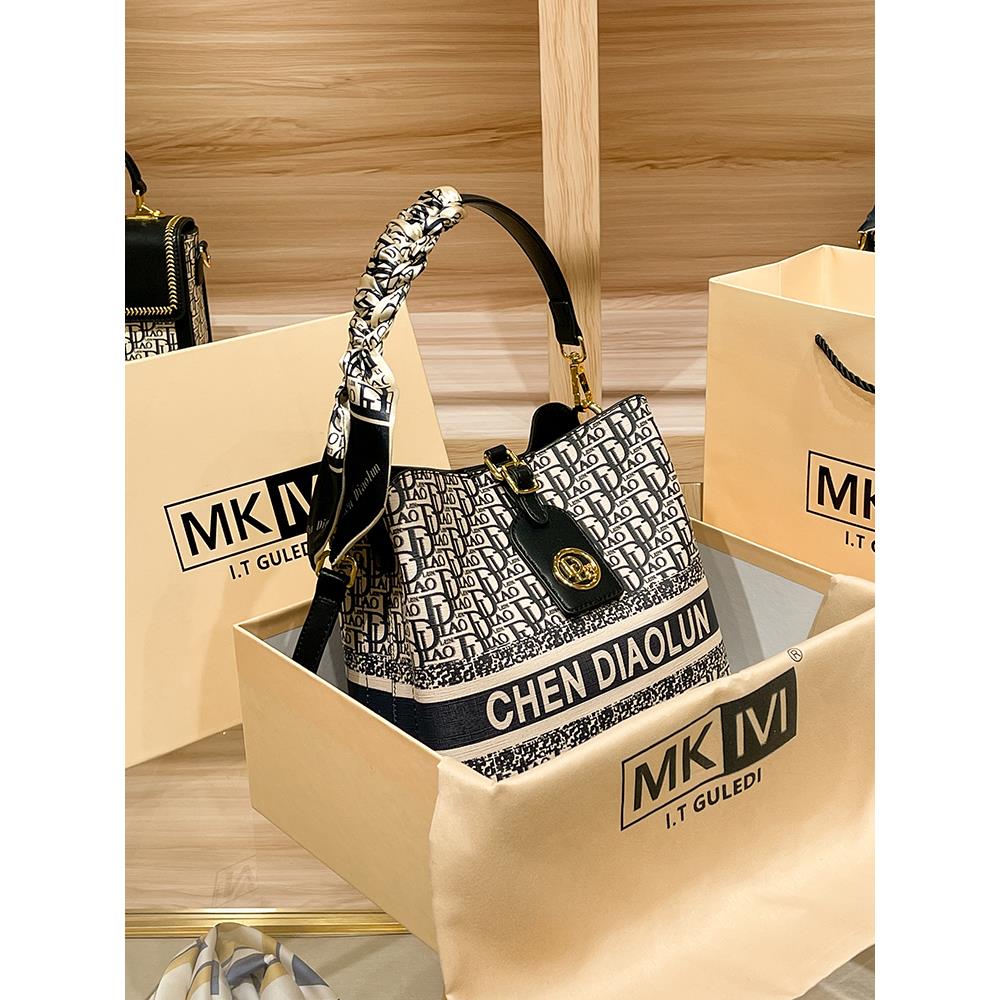 法国轻奢大容量真皮水桶包