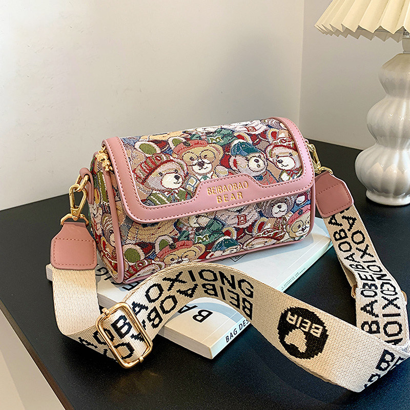 法国轻奢枕头包女2026新款高级感卡通小熊波士顿宽肩带单肩斜挎包,箱包皮具/热销女包/男包,小方包,淘宝优惠券,粉丝福利购,淘宝优惠卷