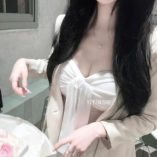 性感辣妹纯欲风显胸大抹胸上衣