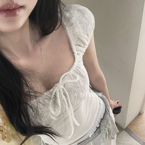 女人味刺绣拼色泡泡袖T恤上衣