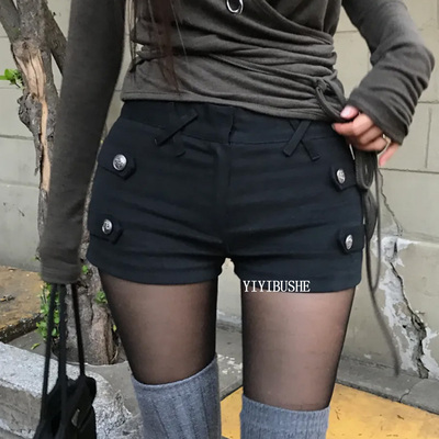 设计感纽扣装饰修身拉绒包臀短裤