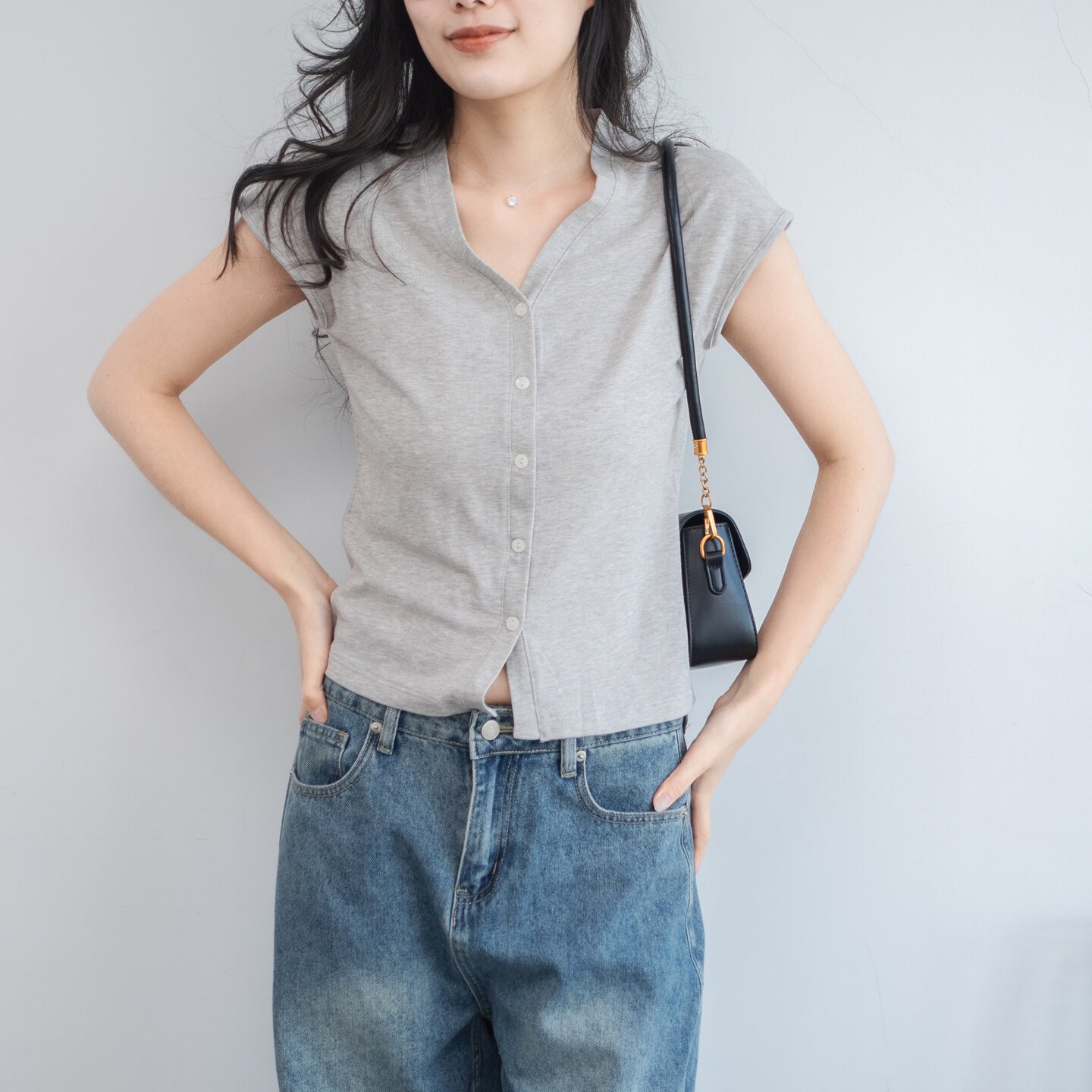 2026春夏新款浅灰极简风V领短袖针织衫女修身显瘦百搭气质上衣t恤