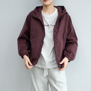 2025年秋冬新款 简约绛紫色宽松显瘦女连帽冲锋衣外套女夹克上衣女