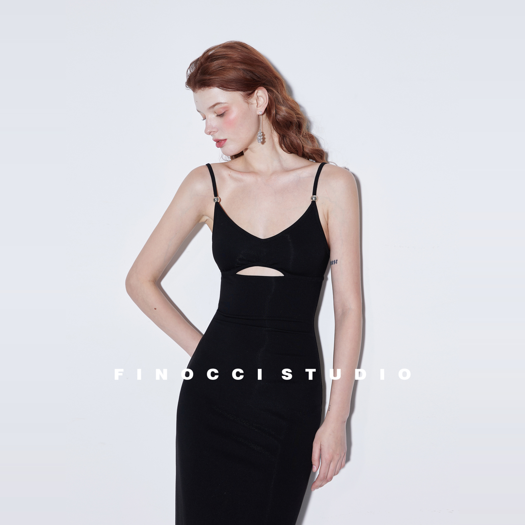 坑条赛代尔镂空露背包臀连衣裙女