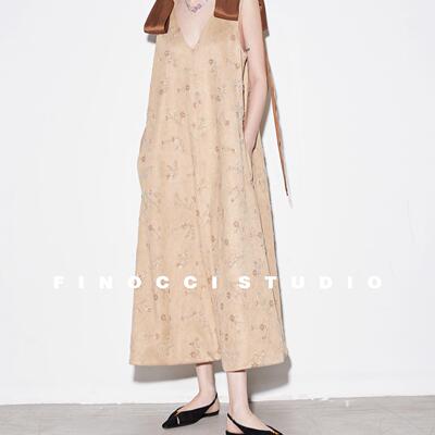 浮雕刺绣钉珠花朵麂皮绒连衣裙