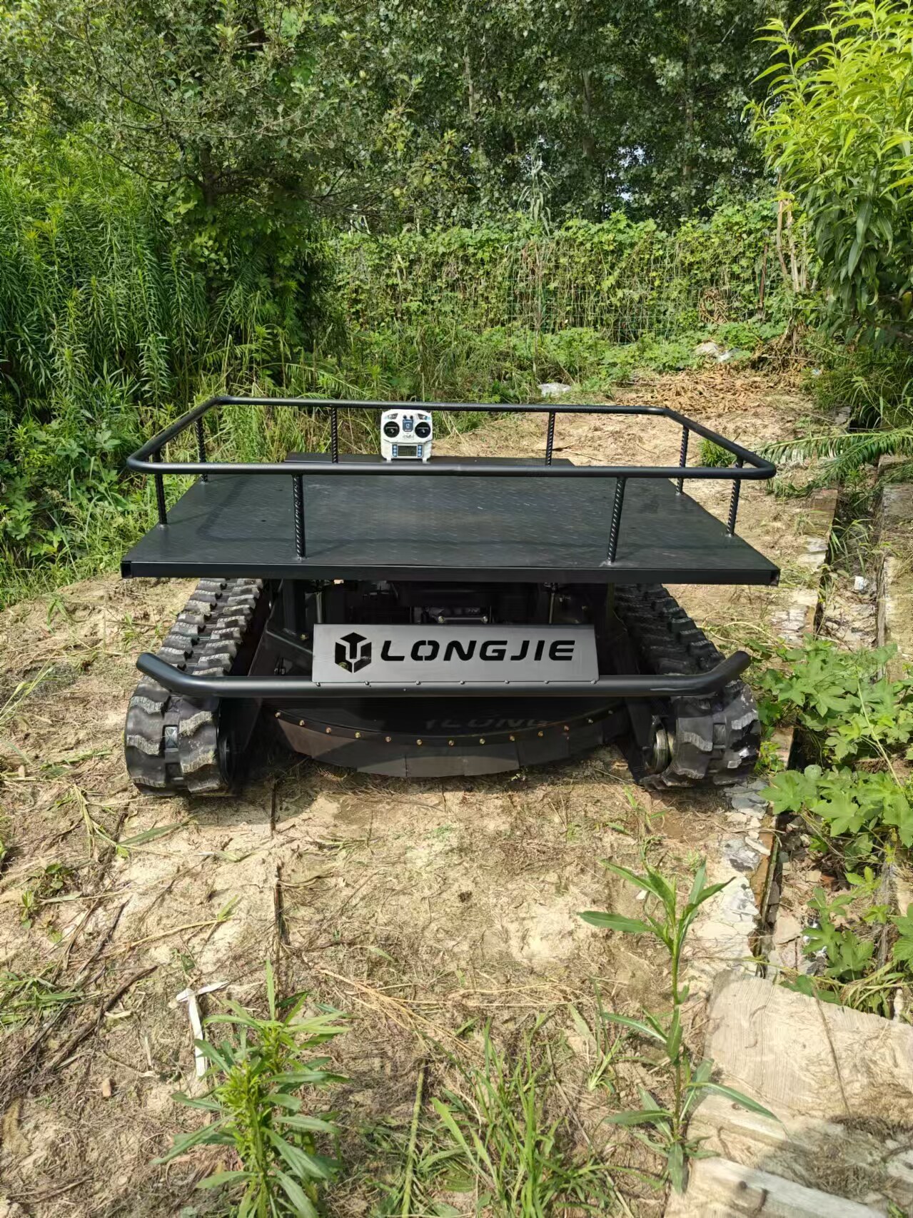 원격 제어 잔디 깎는 기계 크롤러 가솔린 잔디 깎는 기계 과수원 잔디 깎는 기계 가정용 소형 완전 자동 잡초 로봇