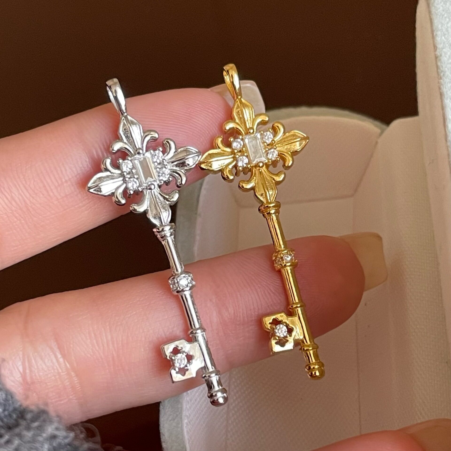 S925纯银十字架鸢尾花钥匙吊坠毛衣链复古轻奢高级感小众设计个性