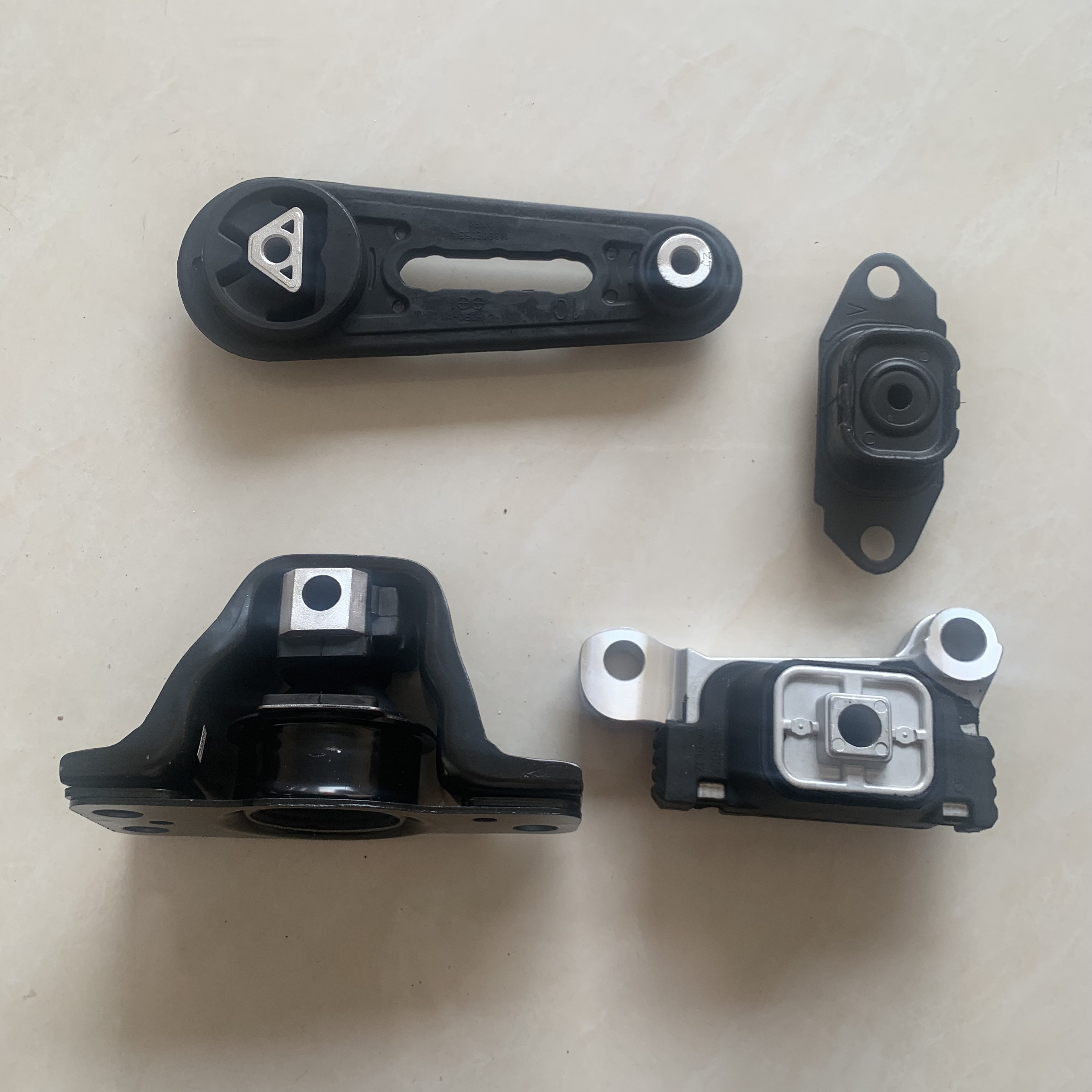 轩逸2.0发动机机脚胶波箱支架