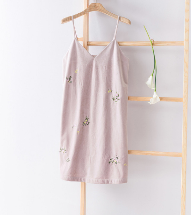 茵曼2018冬装新款小碎花绣花连衣裙