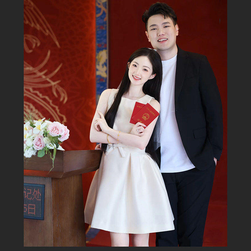 香槟色订婚小礼服宴会主持人短款图片