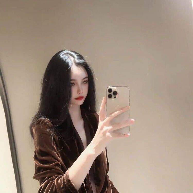 欧货初秋新款别致漂亮洋气高级感咖色丝绒衬衫小香风复古v领上衣
