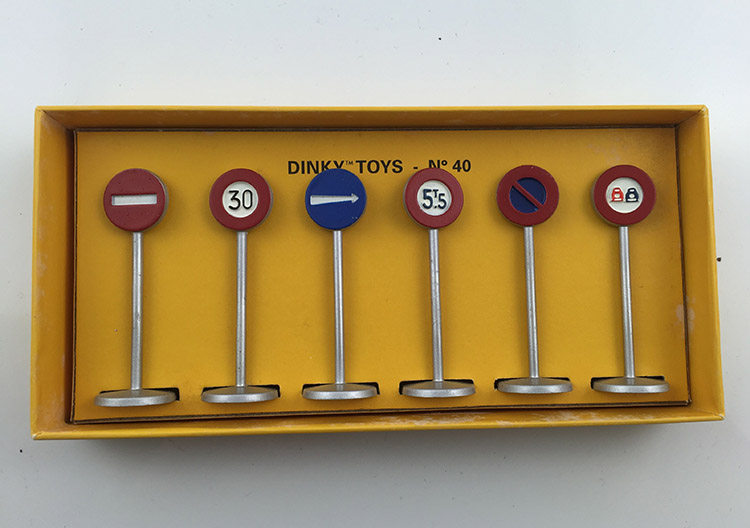 DINKY TOYS  1/43场景路牌警示牌模型合金交通信号标志牌路标静态
