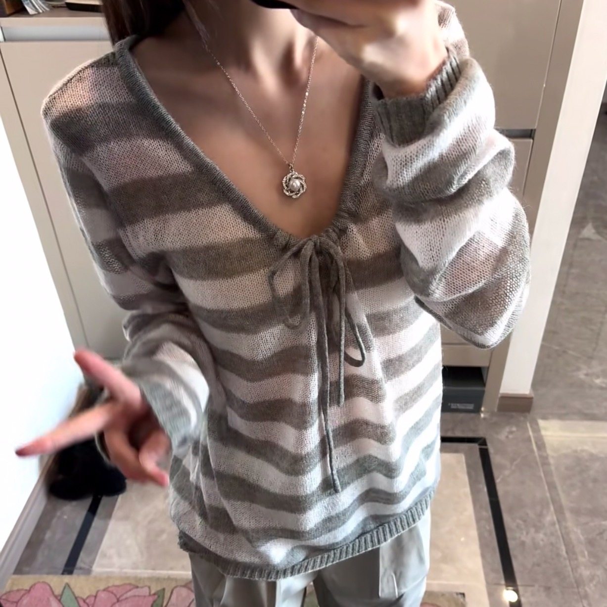 韩国！灰色条纹斜肩防晒针织衫女春夏新款宽松镂空系带罩衫上衣潮