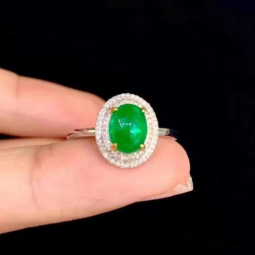 18K白金女镶嵌南非高品质钻石 1.35克拉天然荧光体祖母绿戒指