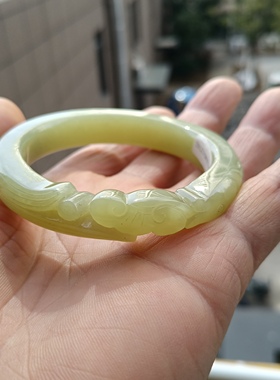 新疆若羌黄口料鱼形雕花手镯天然玉石质地细腻温润55mm女款带证书