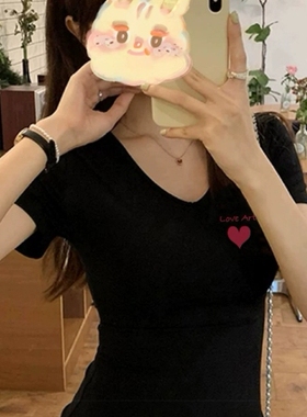 爱心印花V领短袖黑色显瘦T恤女生夏季修身型薄款休闲百搭潮流上衣