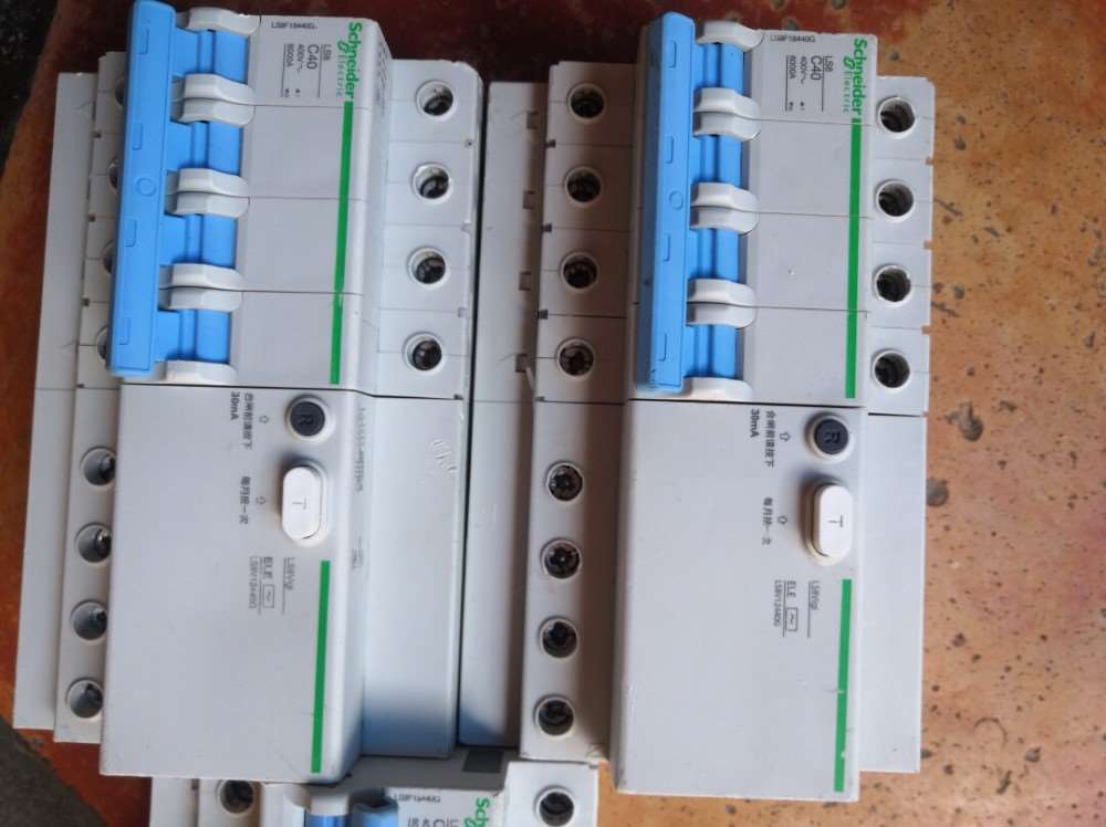 施耐德3p  4p带漏保  空气开关LS8系列三相 灭弧方式-议价