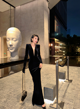 XULU原创新款丝绒小众高阶赫本风优雅深V领长袖显瘦高腰连衣裙