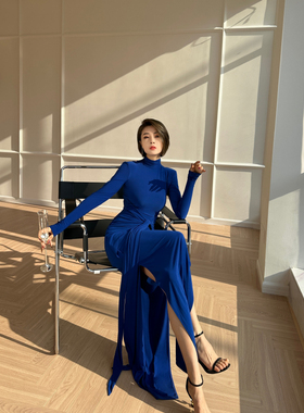 XULU原创简约蓝色水晶麻法式包臀裙半高领长袖修身绑带长款连衣裙