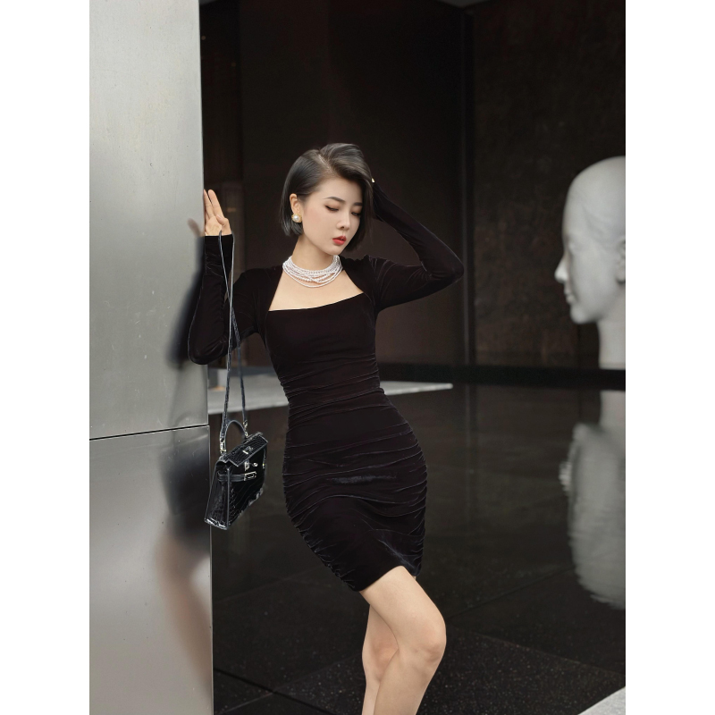 XULU原创丝绒纯色高级感百搭修身包臀裙法式方领长袖褶皱连衣裙