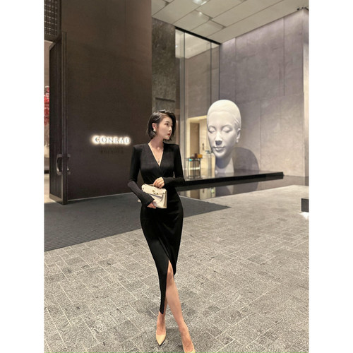 XULU原创新款醋酸肌理黑色高腰包臀裙褶皱显瘦长袖复古V领连衣裙