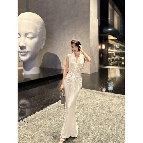 XULU原创夏季水晶麻褶皱包臀裙白色优雅高级感V领气质无袖连衣裙