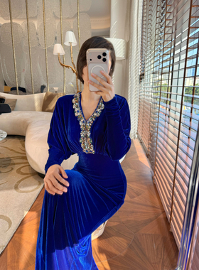 XULU原创法式轻奢宝蓝色高级感丝绒礼服裙重工订珠链条V领连衣裙