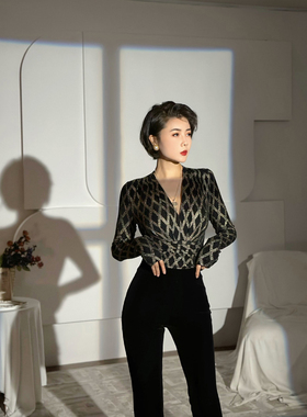 XULU原创纯色压胶菱形烫金针织打底衫修身性感纽结V领长袖上衣