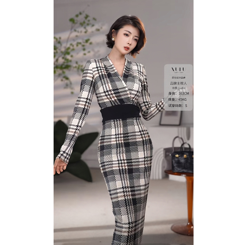 XULU原创秋季格纹针织高弹优雅复古黑白格纹收腰修身V领连衣裙