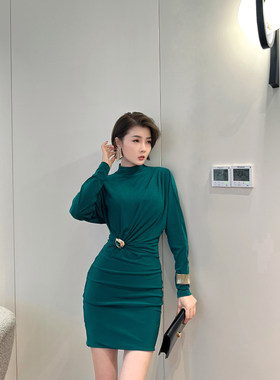 XULU原创玛瑙绿水晶麻御姐扭褶收腰包臀裙气质半高领长袖连衣裙