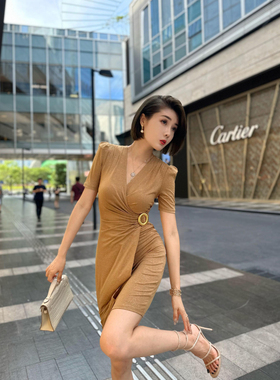 XULU原创气质水晶麻烫金黄色包臀裙优雅修身显瘦名媛风V领连衣裙