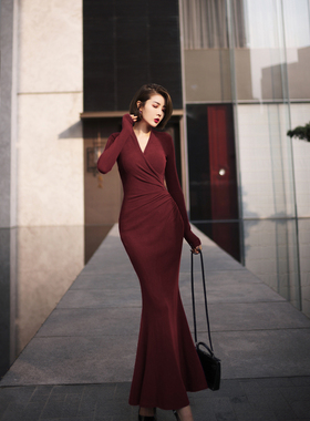 XULU原创气质纯色美利诺慕斯绒优雅鱼尾裙性感高腰包臀V领连衣裙