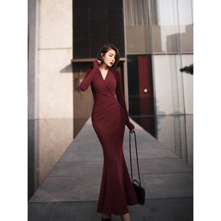 XULU原创气质纯色美利诺慕斯绒优雅鱼尾裙性感高腰包臀V领连衣裙