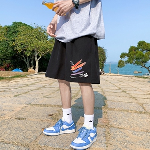 K206 P25 外景 凉爽夏装五分裤短裤沙滩裤青年彩虹印花休闲港风图片