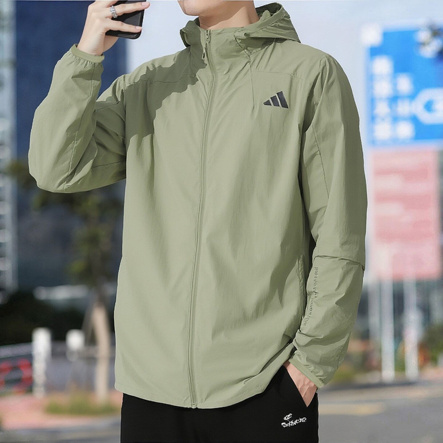 阿迪达斯薄款外套男夏季新款梭织快干运动服绿色连帽防风衣男夹克