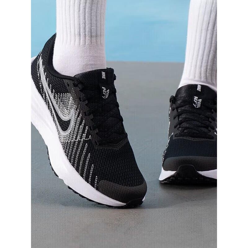 Nike耐克2026年正品女跑步鞋透气轻便缓震运动鞋黑色系带休闲鞋