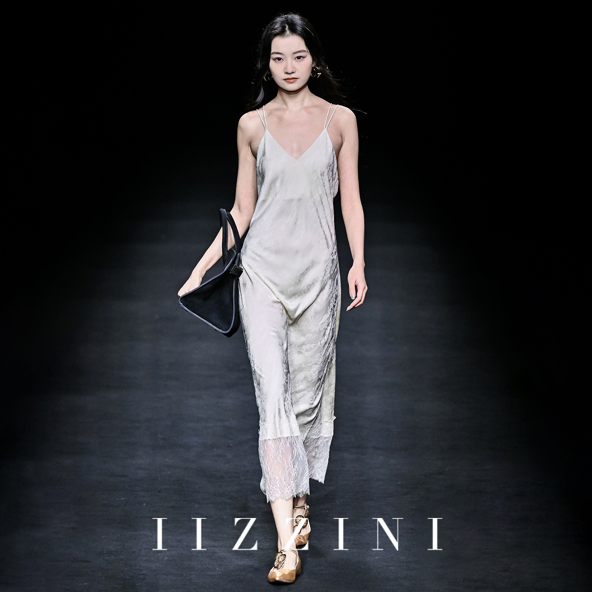 IIZZINI【秀场款】原创吊带睡裙女夏冰丝提花奢华外穿长款时装裙